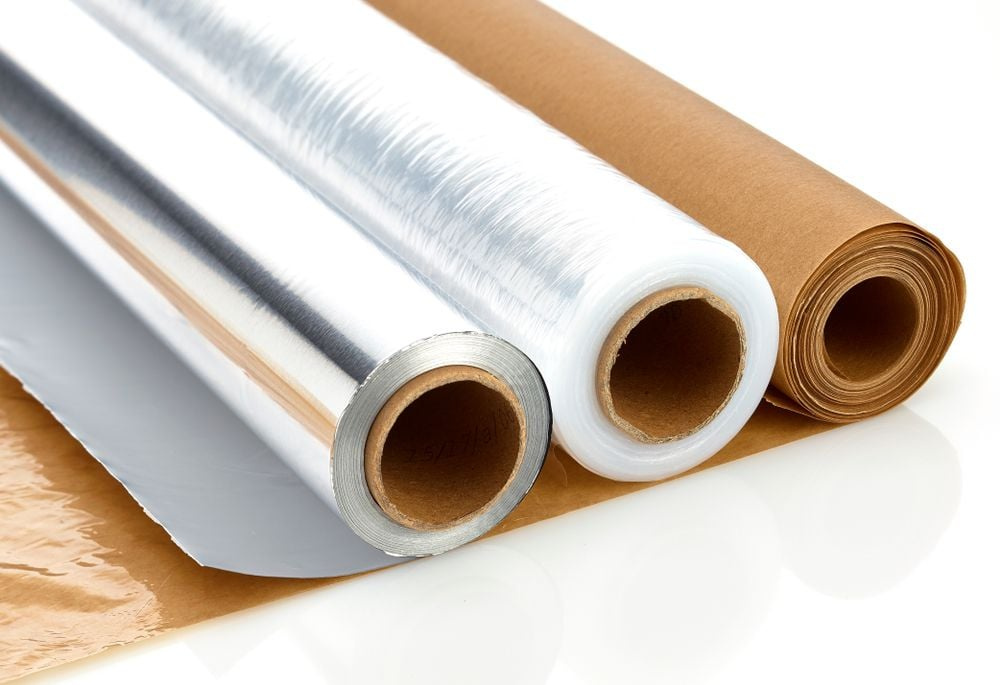 Filme PVC, papel manteiga ou alumínio? Entenda quando usar cada um na cozinha